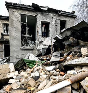 Un ospedale bombardato a Vilniansk, nella regione di Zaporizhzhia (Foto Ansa-Zumapress)