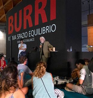 Rimini, Bruno Corà parla alla mostra dedicata ad Alberto Burri (Archivio Meeting)