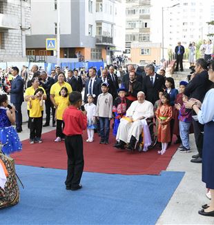 Papa Francesco al suo arrivo in Mongolia (Foto: Catholic Press Photo)