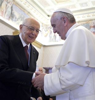 Il Presidente Giorgio Napolitano con Papa Francesco nel 2013 (Foto Ansa-Dpa)
