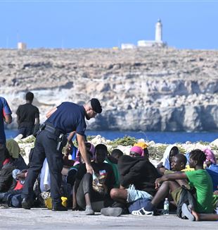 Migranti in attesa di trasferimento a Lampedusa (Ansa)