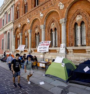 Le proteste con le tende davanti all'Università Statale di Milano (Foto Ansa)