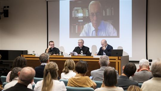 Da sinistra, monsignor Paolo Pezzi, don Andrea D'Auria e Carmine Di Martino. In videocollegamento, Giorgio Chiosso (Romano Siciliani/Fraternità CL)