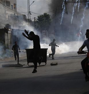 Gli scontri tra palestinesi e israeliani a Nablus, Cisgiordania (Ansa/Alaa Badarneh)