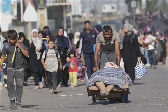 Gaza, 8 novembre 2023. Palestinesi in fuga dalla Striscia (Foto Hatem Moussa/AP/LaPresse)