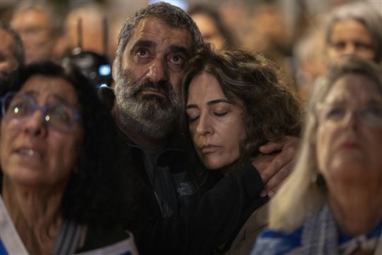 Gerusalemme, 7 novembre 2023. Israeliani attendono notizie sugli ostaggi di Hamas (Foto Bernat Armangue/AP/LaPresse)