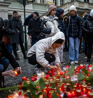 La gente di Praga rende omaggio alle vittime sul luogo della strage (Foto Ansa/Epa/Martin Divisek)