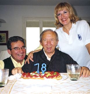 Carras e la moglie Jone con don Giussani per il suo 78° compleanno (Archivio Fraternità CL)