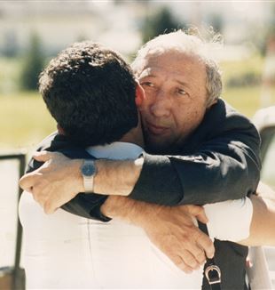 L'abbraccio tra don Giussani e Jesús Carrascosa durante le vacanze internazionali di CL a Corvara nel 1985 (©Federico Brunetti)