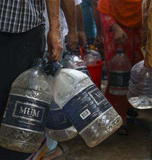 Si fa scorta di acqua a Dhaka, in Bangladesh, per la siccità (Kazi Salahuddin Razu/NurPhoto via Getty Images) 