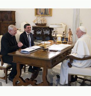 Monsignor Filippo Santoro e Davide Prosperi con Papa Francesco in udienza privata il 15 gennaio 2024 (Vatican Media/Catholic Press Photo)
