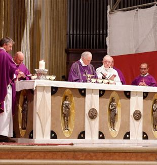 Il cardinale Zuppi durante la messa per don Giussani a Bologna