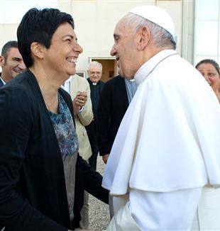 Chiara Amirante e Papa Francesco durante una visita a Nuovi Orizzonti (Catholic Press Photo)