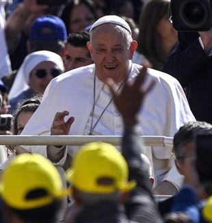 Il Papa durante un'Udienza in piazza San Pietro (Ansa/Riccardo Antimiani)