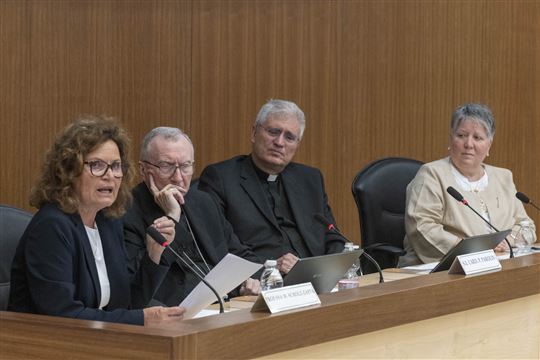 Da sinistra, Monica Scholz-Zappa, il cardinale Pietro Parolin, don Andrea D'Auria e Michelina Tenace (foto Paolo Galosi)