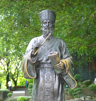 La statua di Matteo Ricci nel centro della città di Macao (Foto Wikimedia Commons)