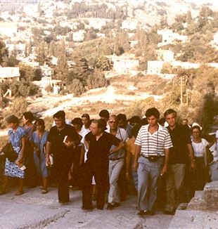 Don Giussani durante il pellegrinaggio in Terrasanta nel 1986 (Fraternità CL)
