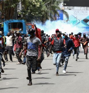 Le manifestazioni anti-governative dei giovani in Kenya (Ansa/Epa/Daniel Iringu)