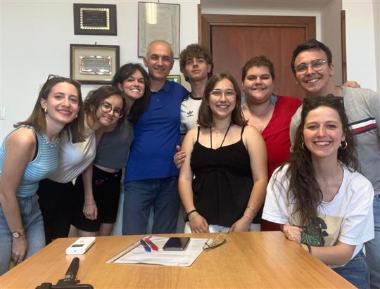 Gli otto studenti universitari catanesi con il presidente del Centro Padre Nostro, Maurizio Artale