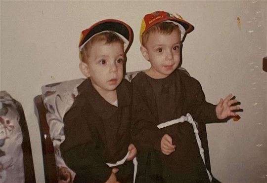 I due fratelli Johnny e George Jallouf vestiti da frati da bambini