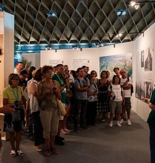 Visitatori a una mostra del Meeting (Foto Meeting Rimini)