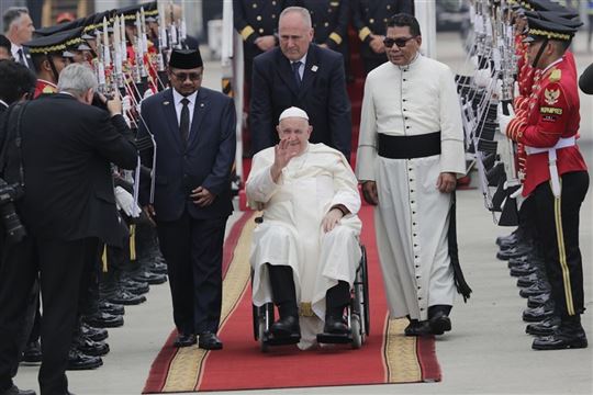 L'arrivo di Papa Francesco a Giacarta, Indonesia (Foto Ansa/Epa/Bagus Indahono)