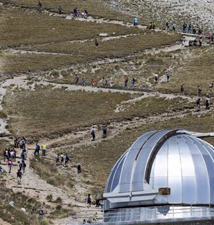 L'Osservatorio di Campo Imperatore e il sentiero che porta sulle cime del Gran Sasso (Foto Ansa/Massimo Percossi)