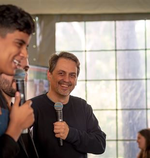 Fernando Moran con alcuni ragazzi (Foto Cesal)