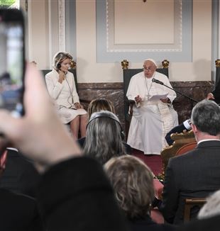 Il Papa nel Palazzo reale di Bruxelles tiene il discorso alle autorità del Belgio (Foto Ansa)