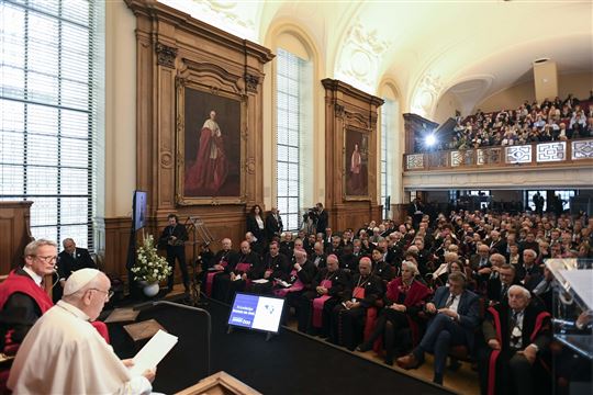 L’incontro con i docenti universitari (Foto: Catholic Press Photo/Vatican Media)