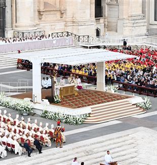 La messa per la riapertura del Sinodo dei vescovi (Foto Ansa)