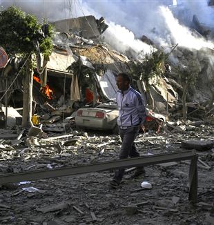 Le strade di Beirut dopo il bombardamento (Foto Ansa/Epa/Wael Hamzeh)