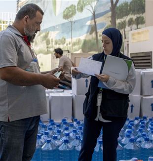 Distribuzione di acqua a Beirut (foto F.Volpi/Avsi)