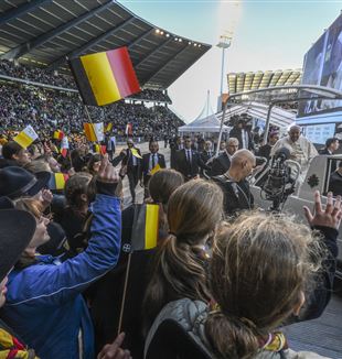 L’incontro nello stadio di Bruxelles con la comunità cattolica (Foto: Ansa/Ciro Fusco)