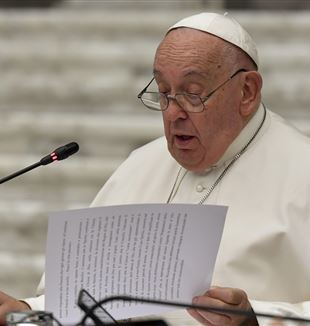 Papa Francesco legge il Documento finale del Sinodo (Foto VATICAN MEDIA/Catholic Press Photo)