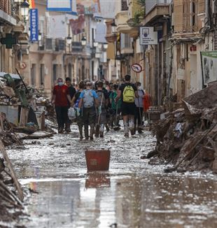 Tra le vie devastate di Valencia (ANSA/EPA/Emanuel Bruque)