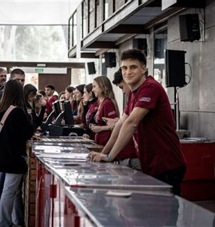 Volontari al lavoro nella ristorazione (Foto: EncuentroMadrid)